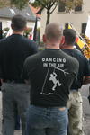Neonazi-Skinhead mit Tätowierung "H8" (Hass) und T-Shirt "Dancing in the air" mit Galgen