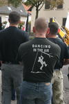 Neonazi-Skinhead mit Tätowierung "H8" (Hass) und T-Shirt "Dancing in the air" mit Galgen