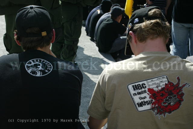 Neonazis mit T-Shirt "Hatecore" und T-Shirt "H8C is more then music" mit Schlagring und Blutlache