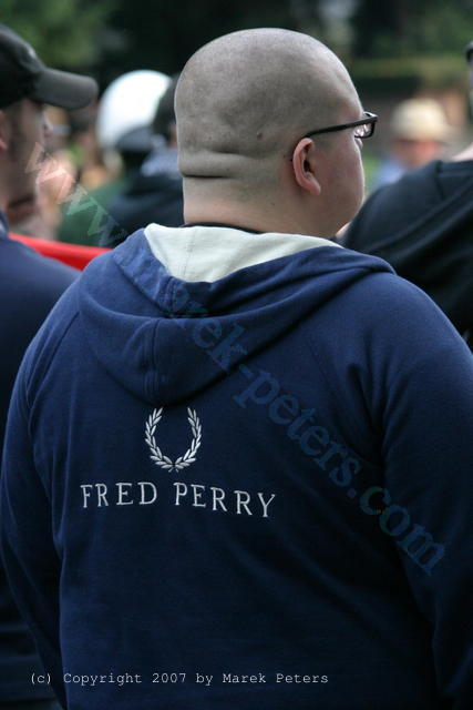 Skinhead mit Pullover der Marke "Fred Perry"