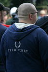 Skinhead mit Pullover der Marke "Fred Perry"