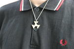 Neonazi mit Halskette Triskele und Hemd der Marke "Fred Perry"
