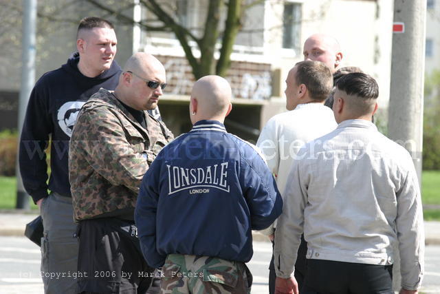 Neonazi-Skinhead mit Jacke der Marke Lonsdale in blau