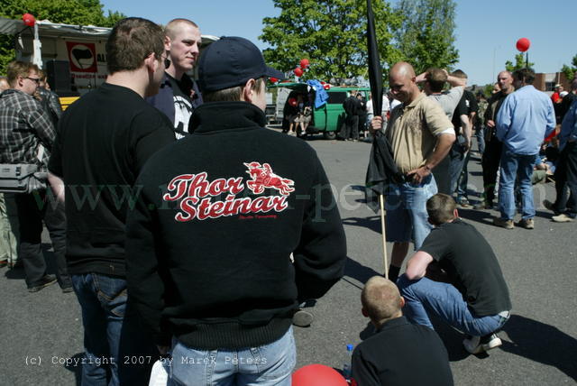 Neonazi mit Jacke der Marke "Thor Steinar"