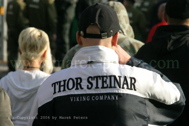 Neonazi mit Jacke "Thor Steinar - Viking Company"