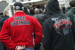 Neonazis mit Kapuzenpullover und Pullover der Marke "Thor Steinar"