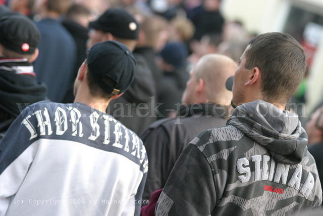 Neonazis mit Kleidung der Marke "Thor Steinar"