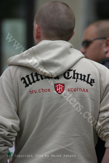 Neonazi mit Kapuzenpullover "Ultima Thule - Div. Thor Steinar"