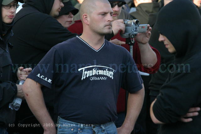 Neonazi-Skinhead mit T-Shirt der Marke "Troublemaker Germany" mit Aufschrift "A.C.A.B."