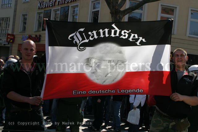 Neonazi-Skinheads mit schwarz-weiss-roter Fahne "Landser - Eine deutsche Legende"