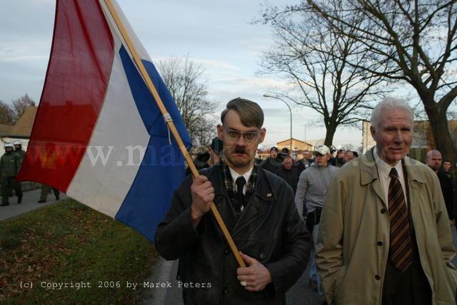 Hitler-Imitat der NVU (Nederlandse Volksunie) mit Hitlerbart und Seitenscheitel