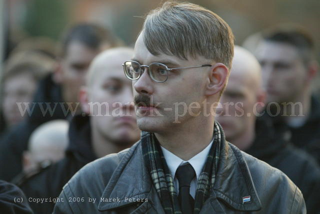Hitler-Imitat der NVU (Nederlandse Volksunie) mit Hitlerbart und Seitenscheitel