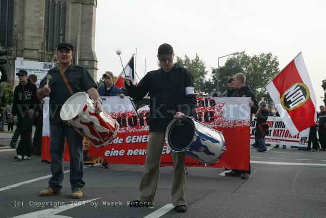 Neonazis mit Trommeln und NPD-Fahne