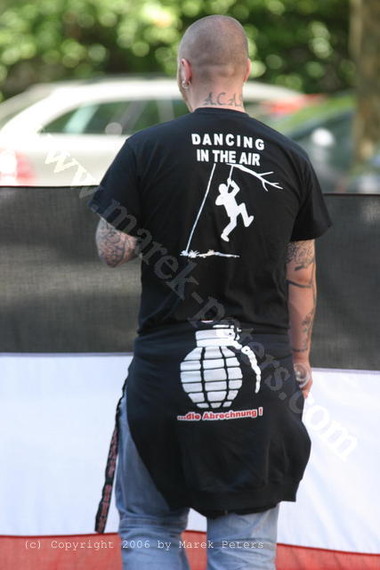 Pullover "Die Abrechnung!" mit Handgranate und T-Shirt "Dancing in the air" mit Galgen