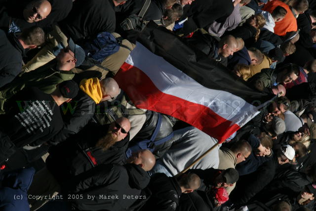Neonazis und schwarz-weiss-rote Fahne