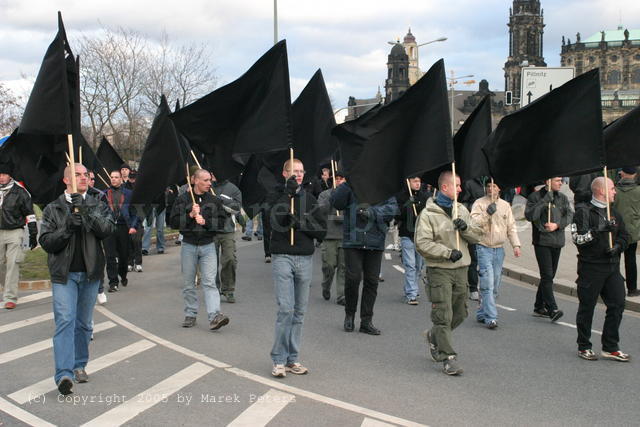 Schwarze Fahnen