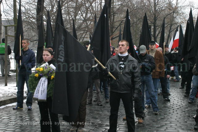 Schwarze Fahnen und Kranz "Kein Vergeben kein Vergessen"