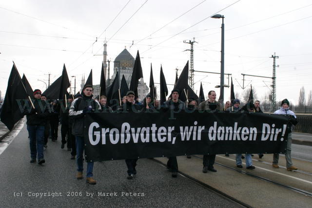 Schwarze Fahnen und Transparent "Großvater, wir danken Dir!"