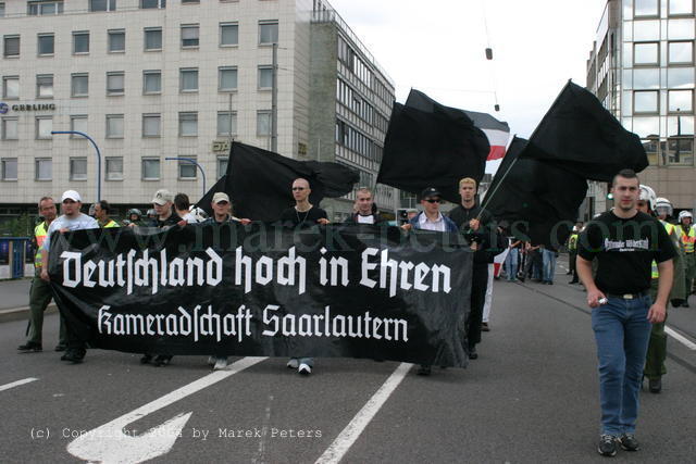 Neonazis mit Transparent "Deutschland hoch in Ehren" der "Kameradschaft Saarlautern" und schwarze Fahnen