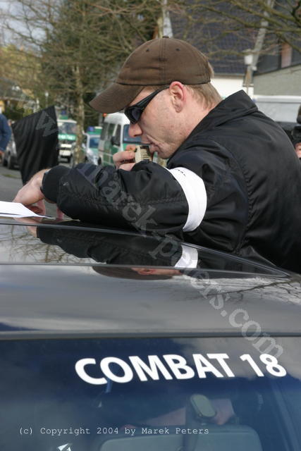 Manuel Mann an Auto mit Aufkleber "Combat 18"
