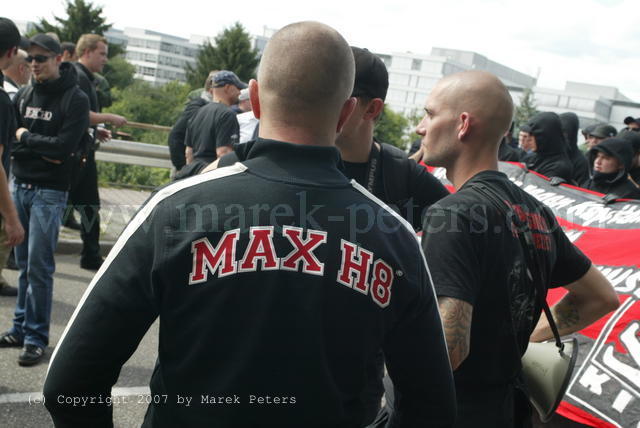 Neonazis und Skinhead mit Aufdruck "Max H8" - Code für Hate