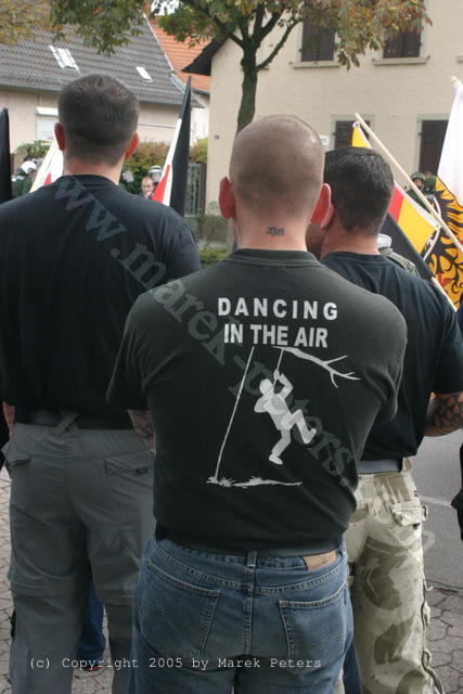 Neonazi-Skinhead mit Tätowierung "H8" (Hass) und T-Shirt "Dancing in the air" mit Galgen