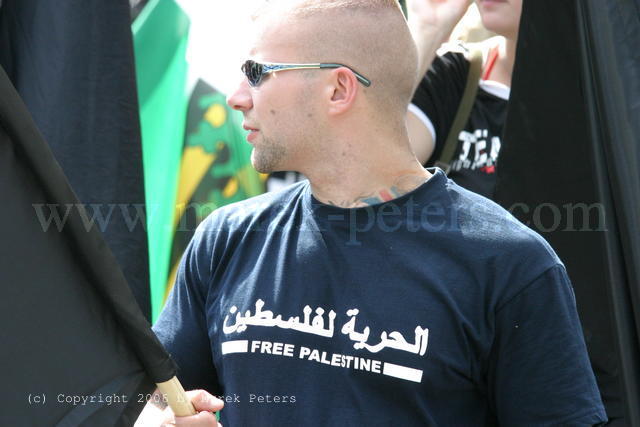 Skinhead mit T-Shirt "Free Palestine"
