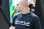 Skinhead mit T-Shirt "Free Palestine"