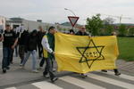 Neonazis mit Transparent "Nazi" im Davidstern auf gelbem Untergrund in Anlehnung an den "Judenstern"