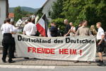 Neonazis mit Transparent "Deutschland den Deutschen - Fremde heim!", schwarz-weiss-rote Fahne und Mario Matthes