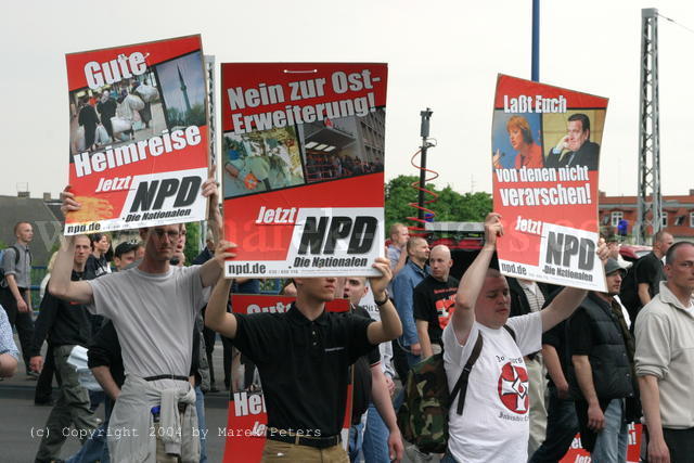 Plakate der NPD: Gute Heimreise, Nein zur Ost-Erweiterung!, Lasst euch von denen nicht verarschen!