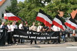 Neonazis, schwarz-weiss-rote Fahnen und Transparent "Es wird Zeit, uns unser Land zurück zu holen!"