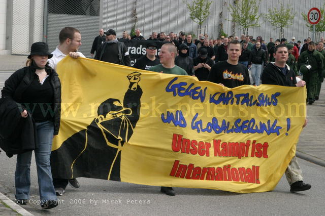 Neonazis mit Transparent "Gegen Kapitalismus und Globalisierung - Unser Kampf ist International!"