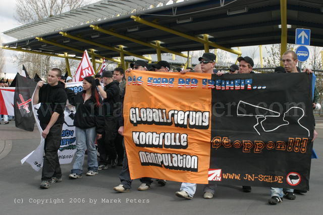 Neonazis mit Transparent "Das Ende der Freiheit ... Globalisierung, Kontrolle, Manipulation stoppen www.jn-sgh.de"