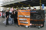 Neonazis mit Transparent "Das Ende der Freiheit ... Globalisierung, Kontrolle, Manipulation stoppen www.jn-sgh.de"