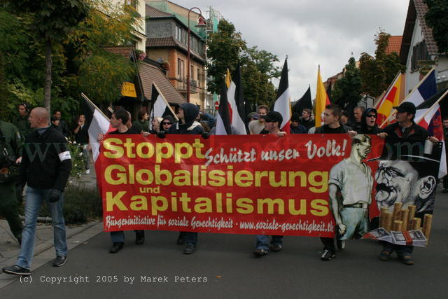 Transparent "Schützt unser Volk! Stoppt Globalisierung und Kapitalismus - Bürgerinitiative für soziale Gerechtigkeit"