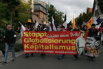 Transparent "Schützt unser Volk! Stoppt Globalisierung und Kapitalismus - Bürgerinitiative für soziale Gerechtigkeit"
