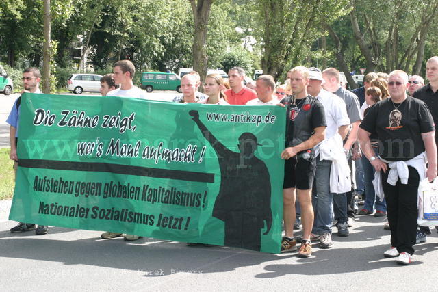 Neonazis mit Transparent "Aufstehen gegen globalen Kapitalismus! Nationaler Sozialismus jetzt!"