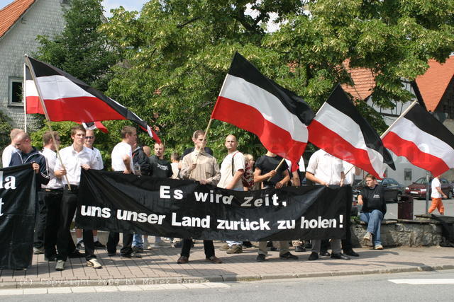 Neonazis, schwarz-weiss-rote Fahnen und Transparent "Es wird Zeit, uns unser Land zurück zu holen!"