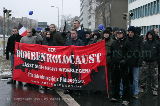 Transparent "Der Bombenholocaust läßt sich nicht widerlegen! Mecklenburgische Aktionsfront"