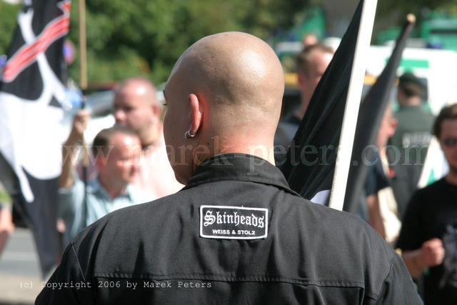 Skinhead mit Aufnäher "Skinheads - Weiss und Stolz"