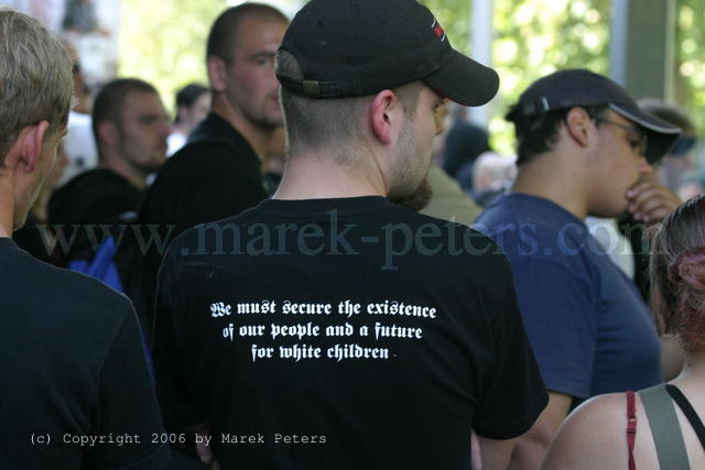 Neonazi mit T-Shirt "We must secure the existence of our people and the future for white children"