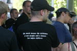 Neonazi mit T-Shirt "We must secure the existence of our people and the future for white children"