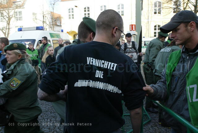 Polizei kontrolliert Neonazi-Skinhead mit Pullover "Vernichtet die Untermenschen"