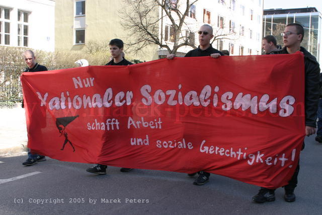 Transparent "Nur Nationaler Sozialismus schafft Arbeit und soziale Gerechtigkeit"