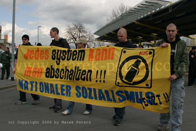 Skinheads mit Transparent "Jedes System kann man abschalten!!! Nationaler Sozialismus jetzt!!!"
