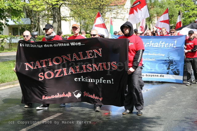 Neonazis der Kameradschaft Nürnberg mit Transparent "Nationalen Sozialismus erkämpfen!"