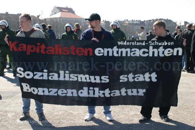 Neonazis mit Transparent "Kapitalisten entmachten - Sozialismus statt Bonzendiktatur"