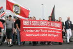 NPD-Fahne und Transparent "Unser Sozialismus ist National! Arbeiter der Faust und der Stirn lasst euch nicht BRDigen!"