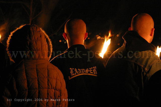 Skinheads mit Fackeln und Jacke "Landser"